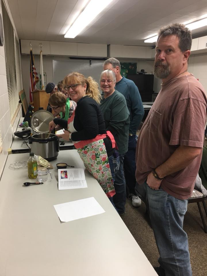 Participants learn how to use an electric pressure cooker in class.